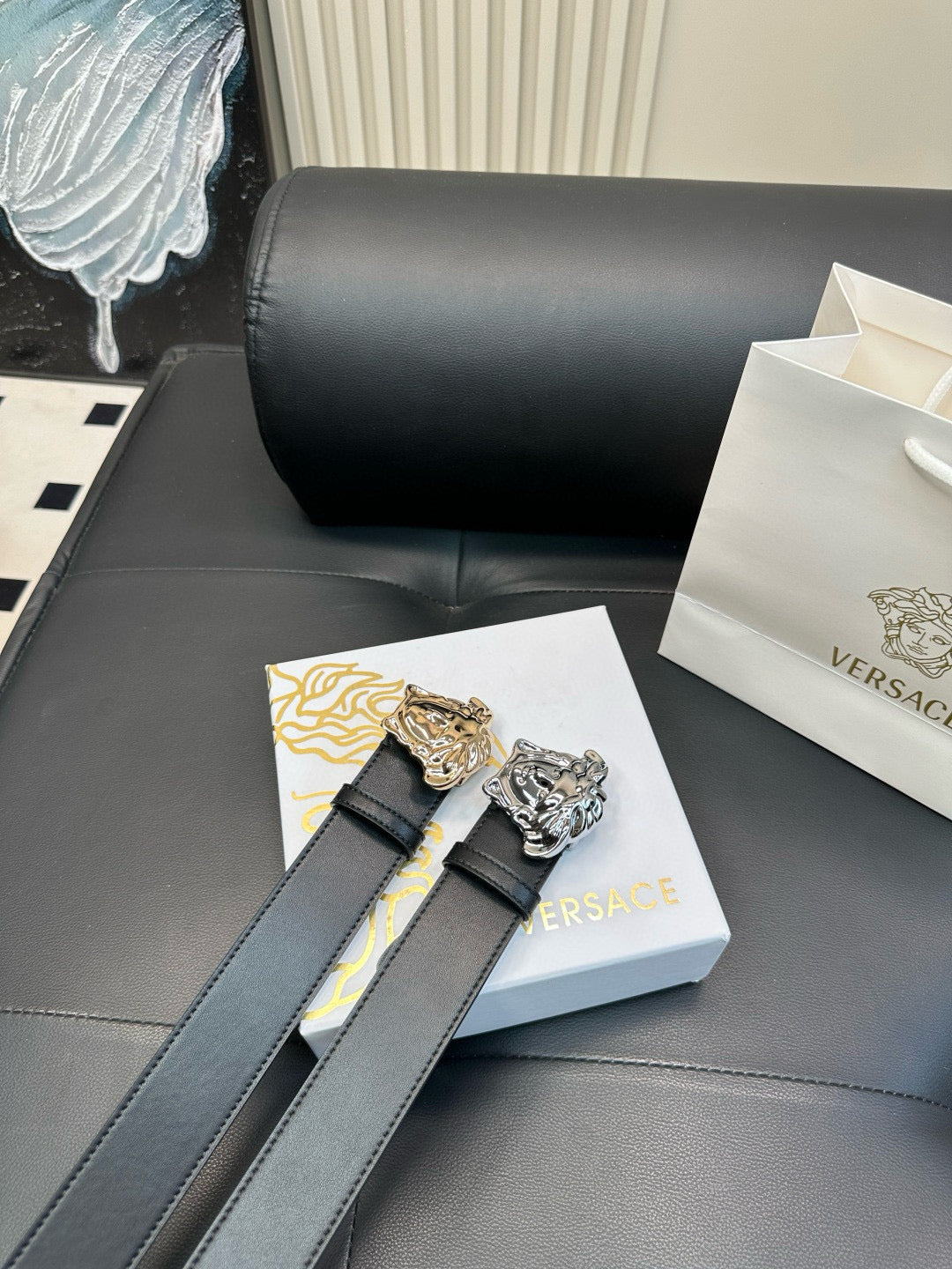 Versace Simple and fashionable, polished metal fastener