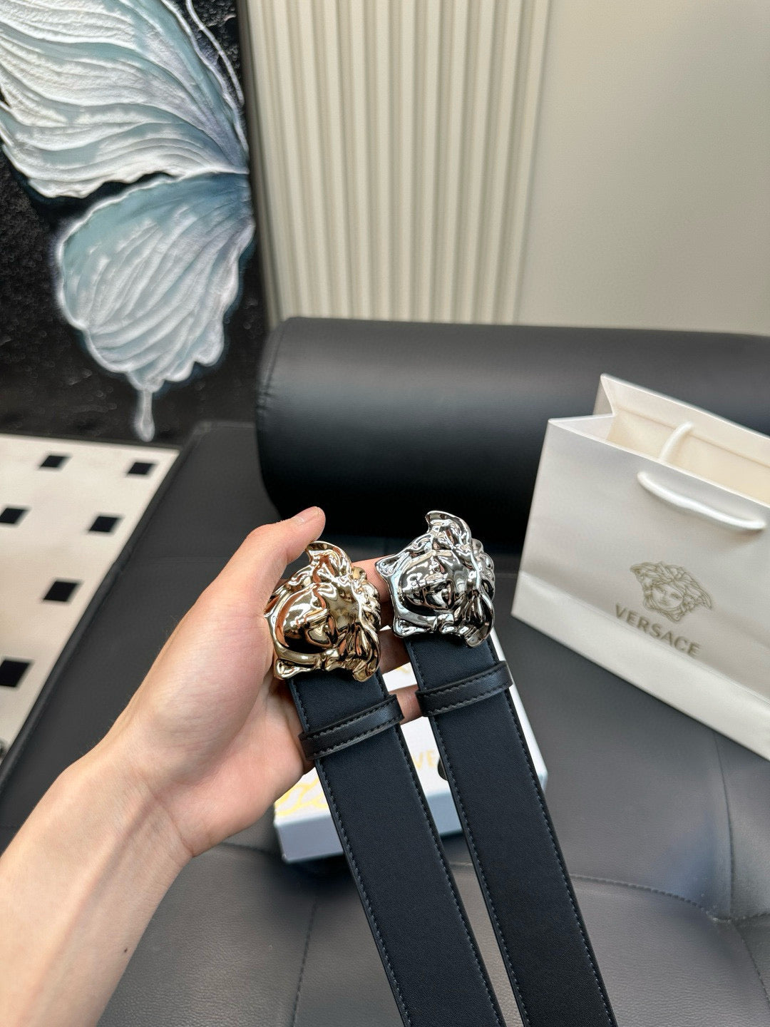 Versace Simple and fashionable, polished metal fastener