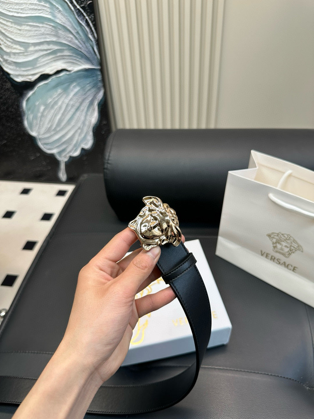 Versace Simple and fashionable, polished metal fastener