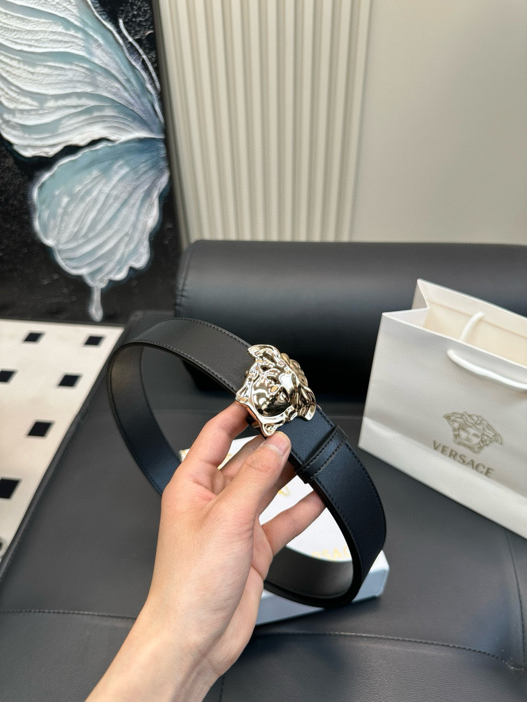 Versace Simple and fashionable, polished metal fastener
