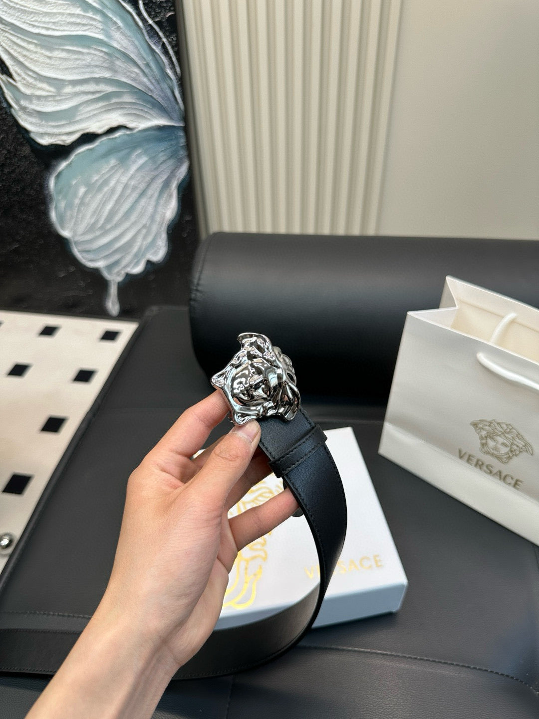 Versace Simple and fashionable, polished metal fastener
