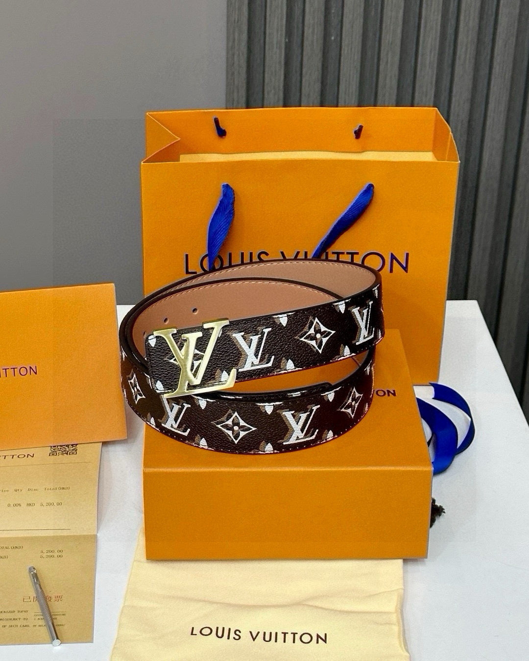 Lv Black and white color combination, classic patterns