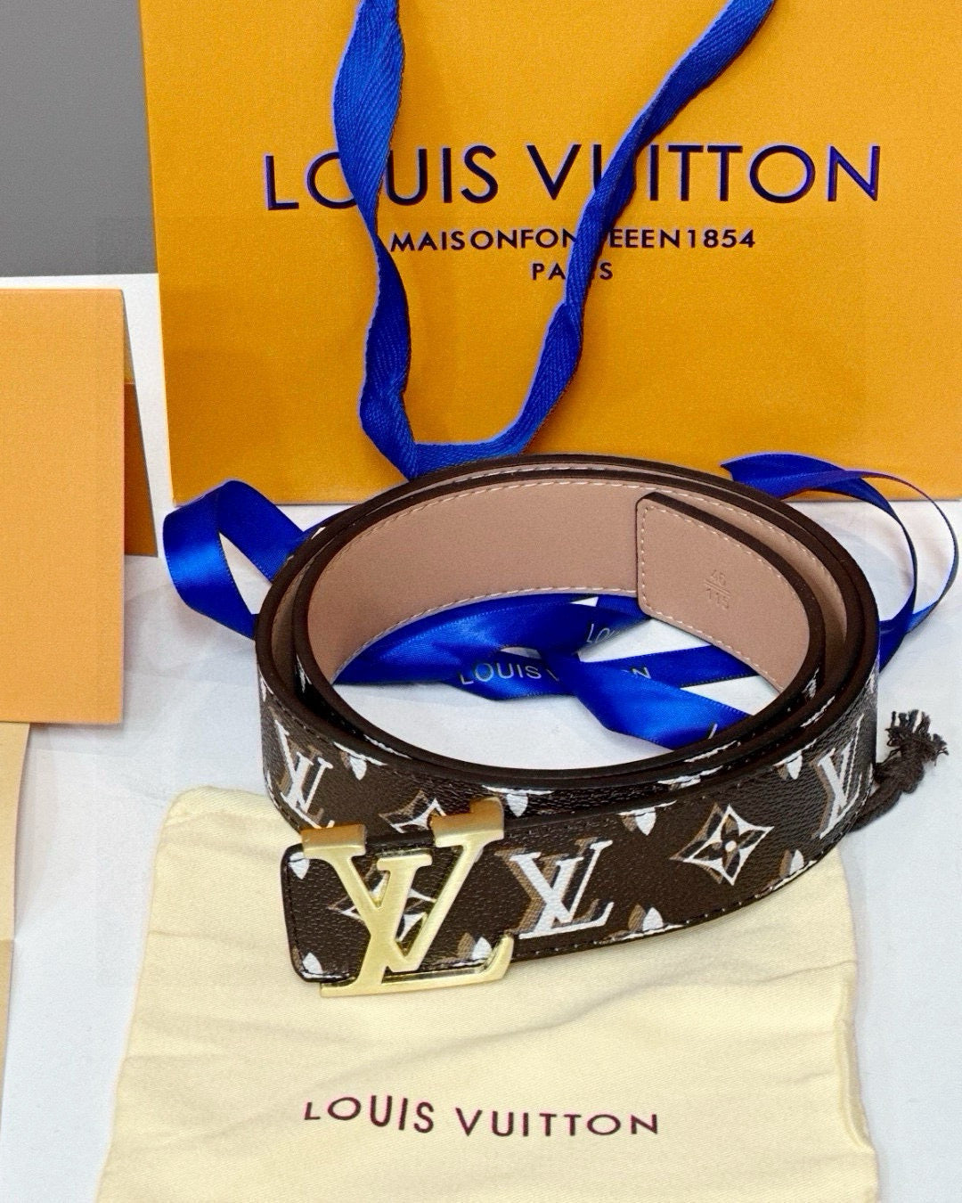 Lv Black and white color combination, classic patterns