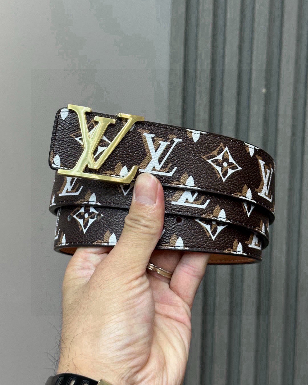Lv Black and white color combination, classic patterns