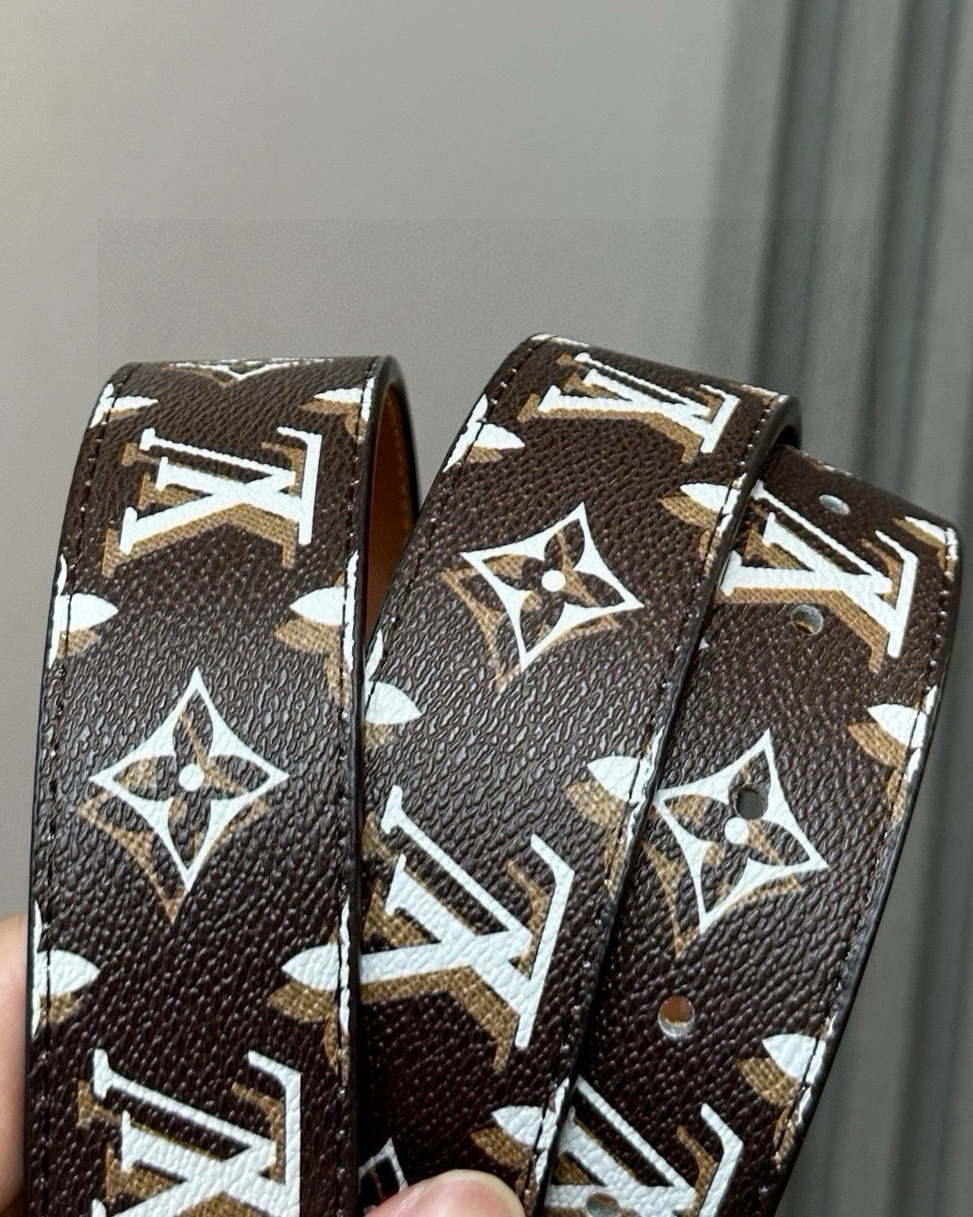 Lv Black and white color combination, classic patterns