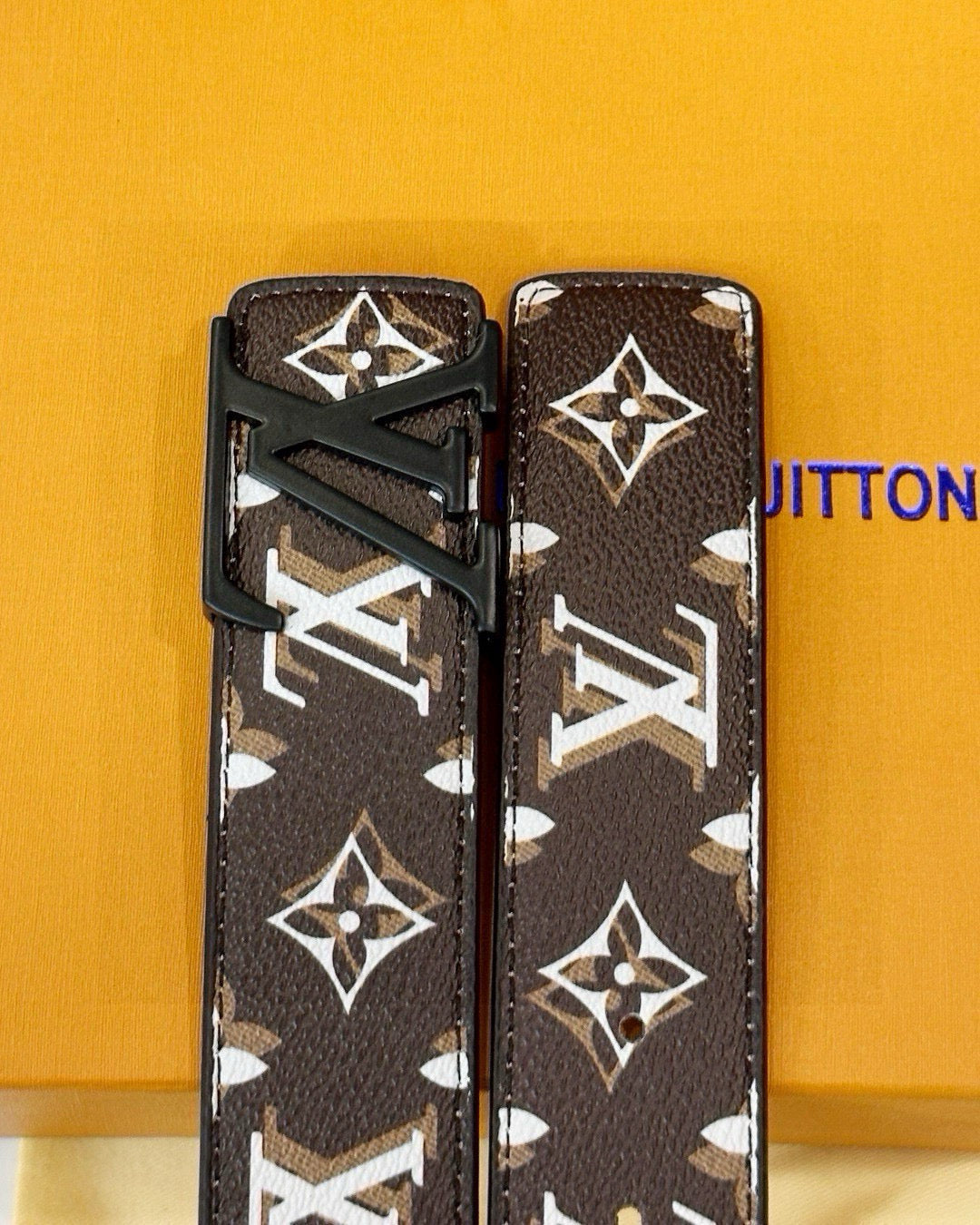 Lv Black and white color combination, classic patterns